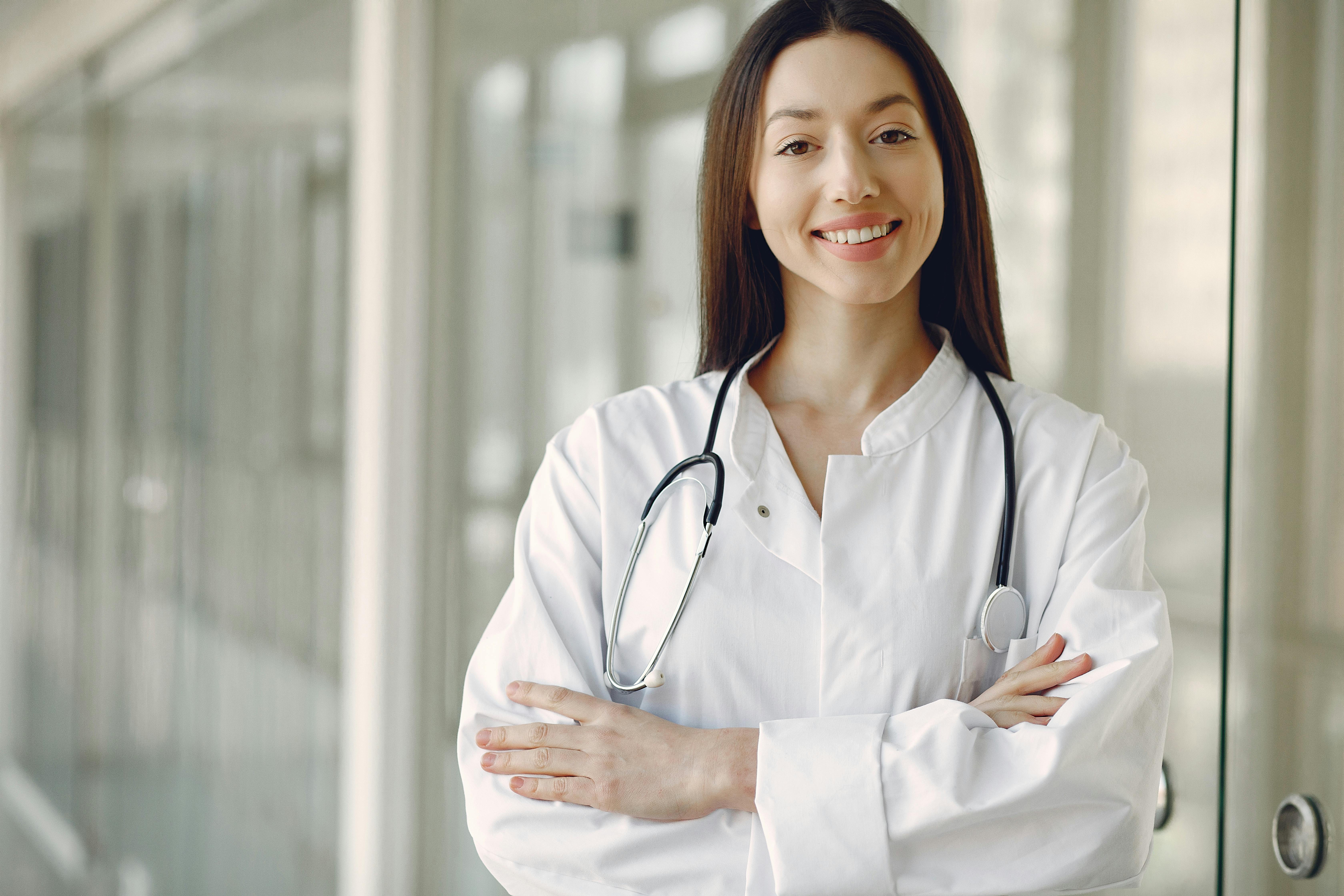 Médecin professionnel utilisant Doctomia