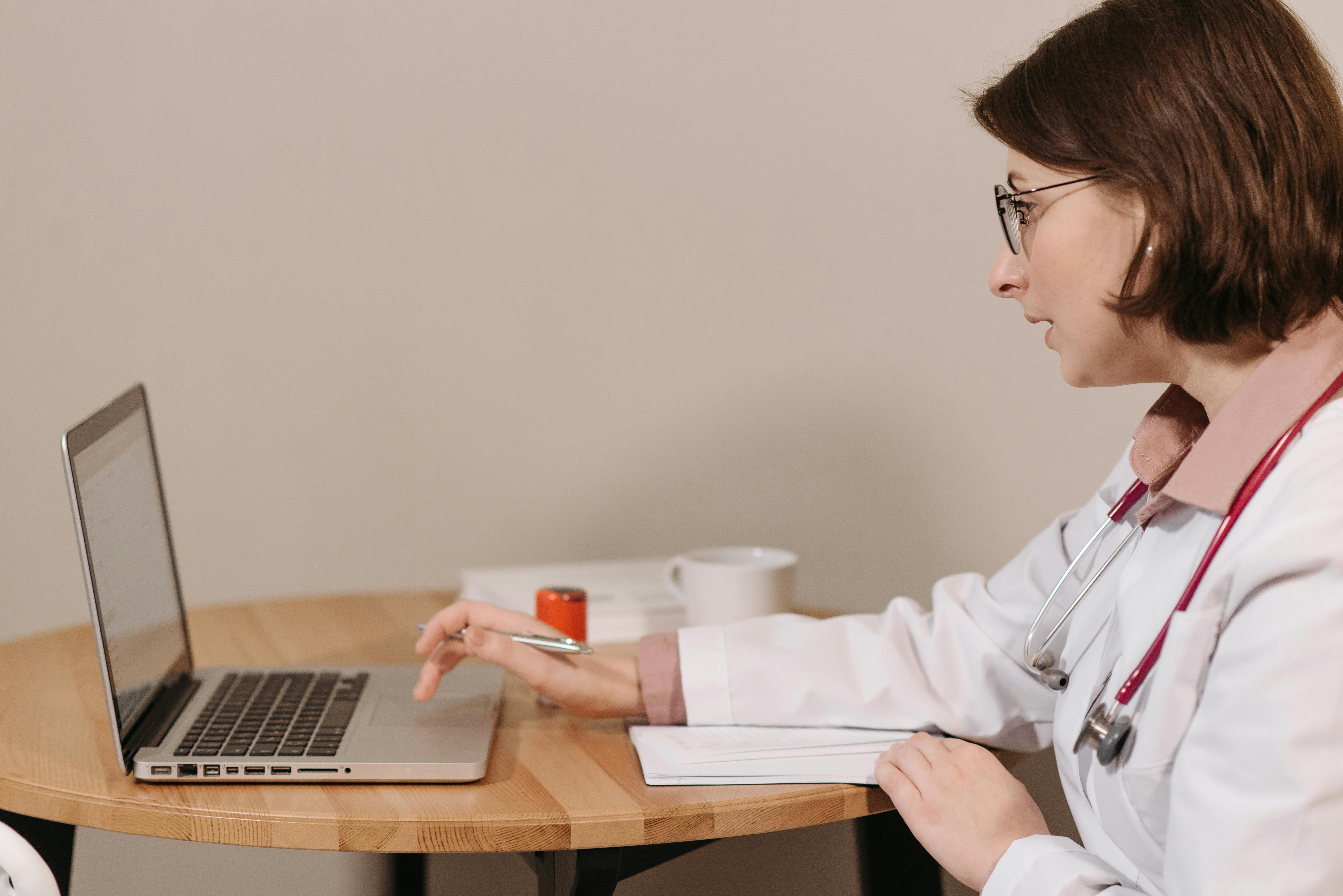 Médecin gérant son profil en ligne sur Doctomia